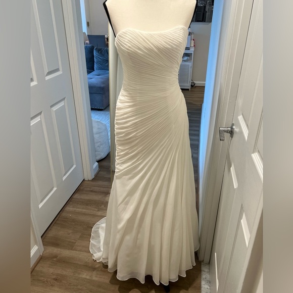 David's Bridal Dresses & Skirts - David’s Bridal Wedding Gown – Elegant Strapless White Mermaid Dress Size 2 $980